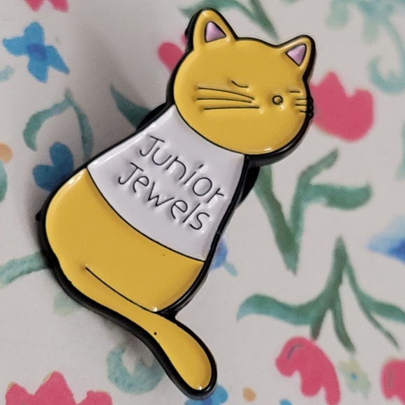 Swiftie Fan Cat With Junior Jewels Taylor Swift Video Tee Enamel Pin - Picture 5 of 10